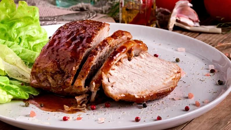 Lombo com molho de frutas e pimenta (Imagem: TalyaAL | Shutterstock)