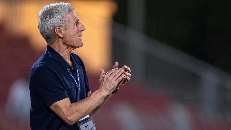 Luis Castro em passagem pelo Al-Wasl, dos Emirados Árabes (Foto: Divulgação)
