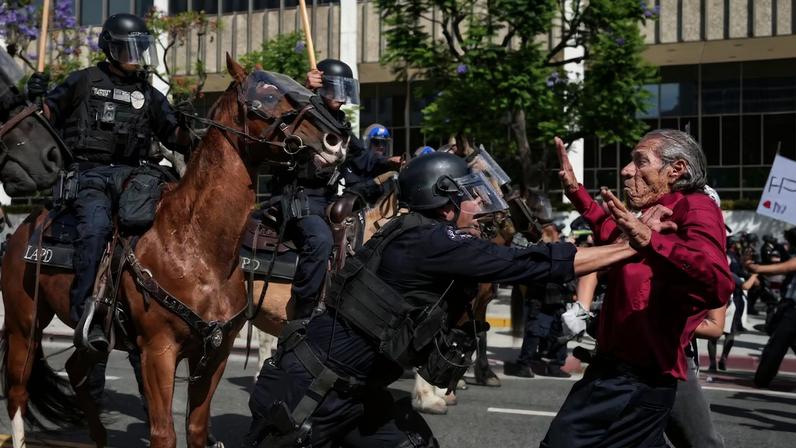 Protesta por las redadas del ICE contra inmigrantes, en Los Ángeles, California, el 14 de junio.