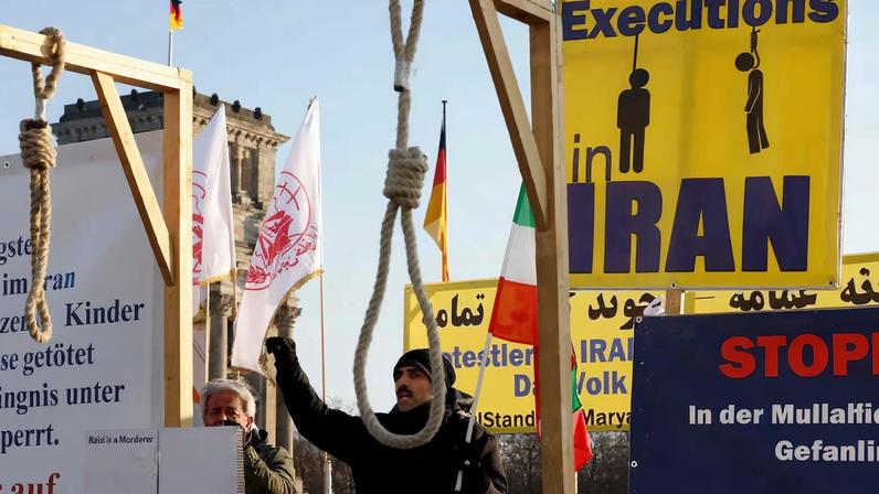 Exhibición con retratos de condenados a muerte en Irán el 7 de octubre de 2022 en Londres.