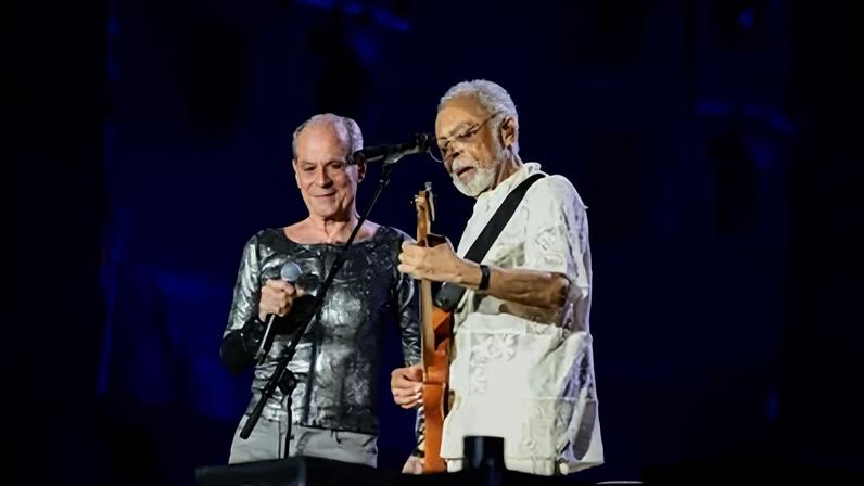Ney Matogrosso faz participação em show de Gilberto Gil em Copacabana