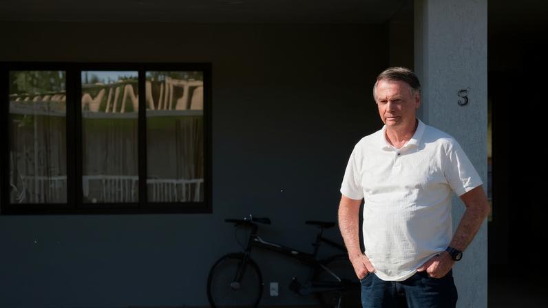 Brazil’s former President Jair Bolsonaro looks on from his home as Sao Paulo’s Governor Tarcisio de Freitas (not pictured) leaves after a visit in Brasilia, Brazil September 29, 2025. REUTERS/Diego Herculano
