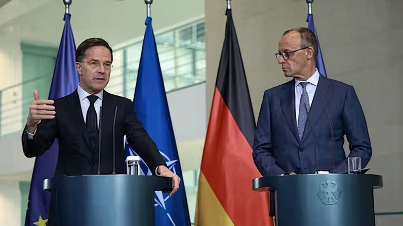 Mark Rutte (izquierda), durante una rueda de prensa junto al canciller alemán, Friedrich Merz, en Berlín este jueves. CLEMENS BILAN (EFE)