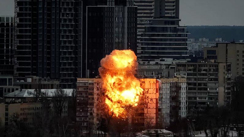 Un edificio de apartamentos arde tras el impacto de un dron, en Kiev, durante un ataque ruso con misiles y drones, este sábado.