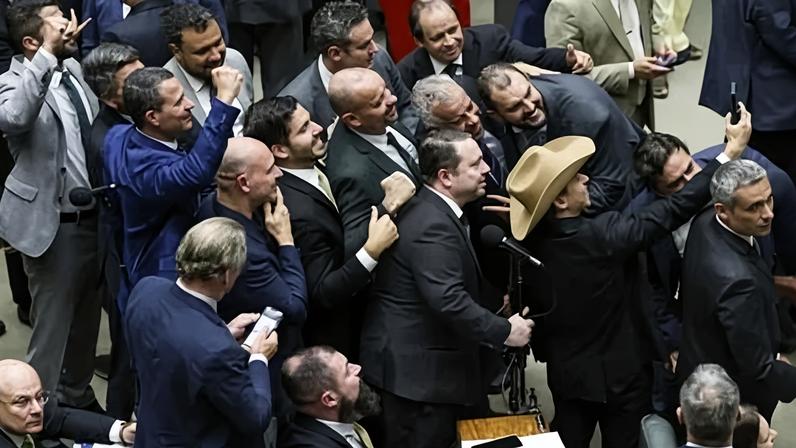 Deputados celebram a aprovação do PL da Dosimetria, em 10 de dezembro de 2025. Foto: Sergio Lima/AFP