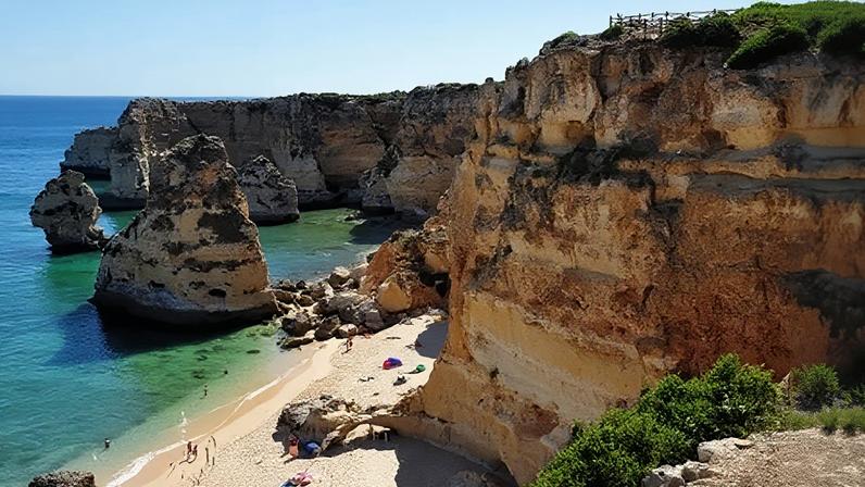 Praia da Marinha é uma das faixas de areia com falésias mais belas do Algarve