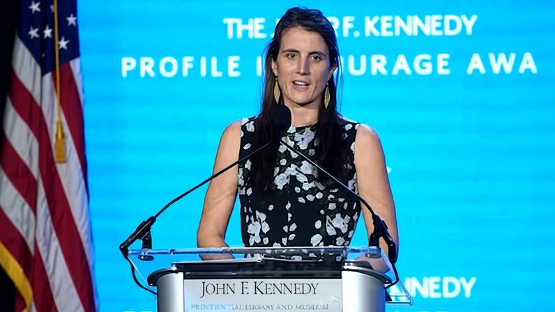 Tatiana Schlossberg, nieta de John F Kennedy, en una ceremonia de entrega de premios en 2023.