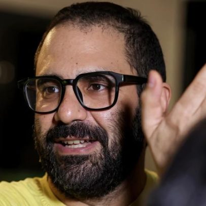 Ativista egito-britânico pede desculpas por posts antigos, polícia revisa