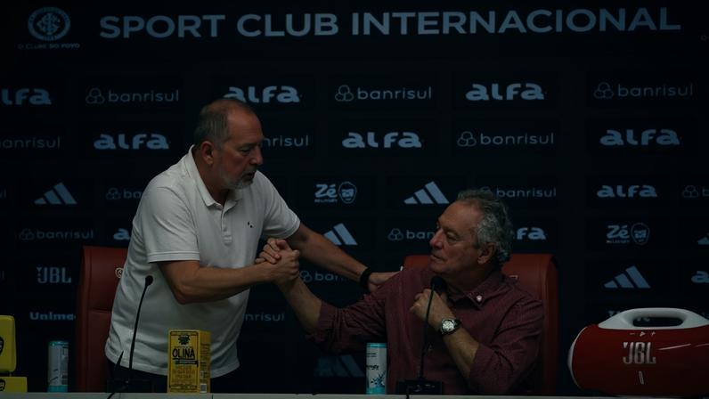 Alessandro Barcellos e Abel Braga na volta do técnico em 30 de novembro(Foto: Ricardo Duaerte/SC Internacional)