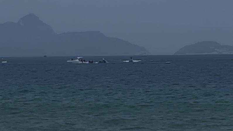 Corpo de piloto do avião que caiu em Copacabana é resgatado