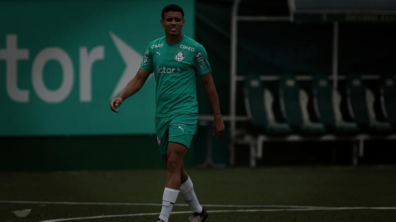 Robson, zagueiro da base do Palmeiras (Foto: Fabio Menotti/Palmeiras/by Canon)