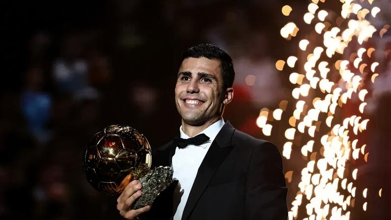 Neste ano, Rodri superou Vini Jr. na disputa da Bola de Ouro. Fifa realizará sua cerimônia nesta terça (17) (Foto: FRANCK FIFE / AFP)