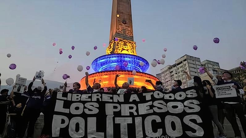 Activistas y familiares de presos políticos en una manifestación, en Caracas, Venezuela, el lunes 14 de abril.