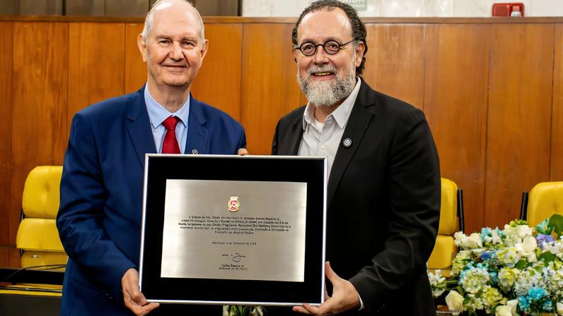 O diretor-presidente da SBB, reverendo Erní Seibert )à esquerda), que recebeu a homenagem, das mãos do vereador Carlos Bezerra Jr. - Foto: Divulgação/SBB