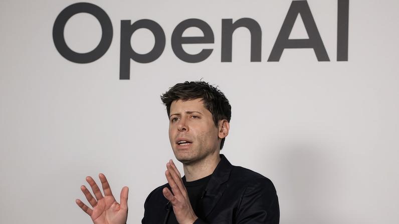 OpenAI negocia captação de US$ 10 bilhões e uso de chips da Amazon, dizem fontes | As negociações entre a OpenAI e a Amazon teriam começado por volta de outubro (Photographer: Bloomberg/Bloomber/Bloomberg)