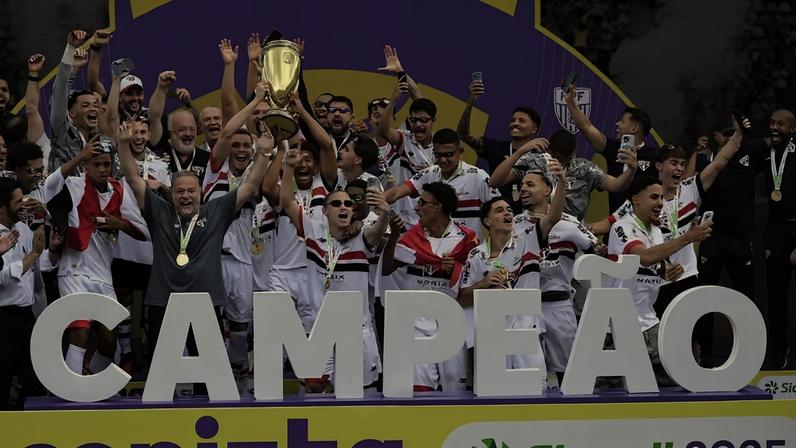 Elenco do São Paulo Sub-20 levanta taça da última Copinha (Foto: Alexandre Battibugli / Agência Paulistão)