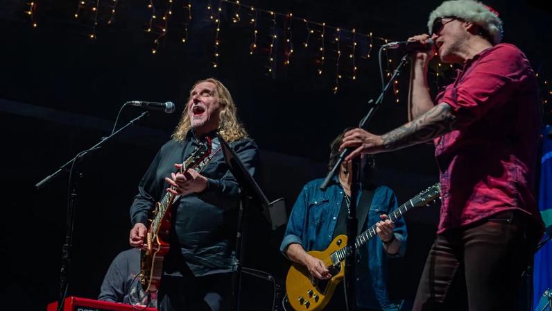 Warren Haynes joined Stone Temple Pilots onstage at Haynes' annual Christmas Jam in Asheville, North Carolina.
