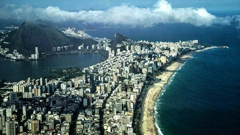 Vista aérea da Praia do Arpoador, no Leblon, região com o metro quadrado mais caro do Brasil, segundo o estudo da Brain Inteligência Estratégica