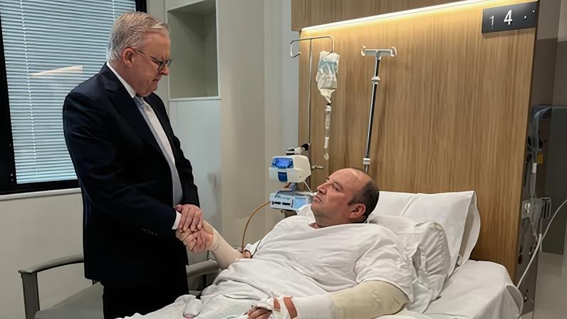 Anthony Albanese estrecha la mano de Ahmed al Ahmed, el australiano que desarmó a uno de los autores del atentado.