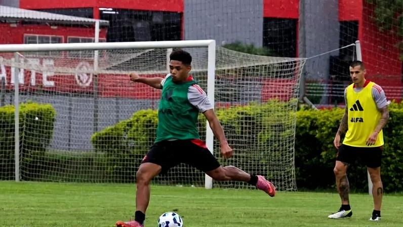 Victor Gabriel e Alan Benítez em treino no CT da base do Inter (Foto: Leandro Monks/SC Internacional)
