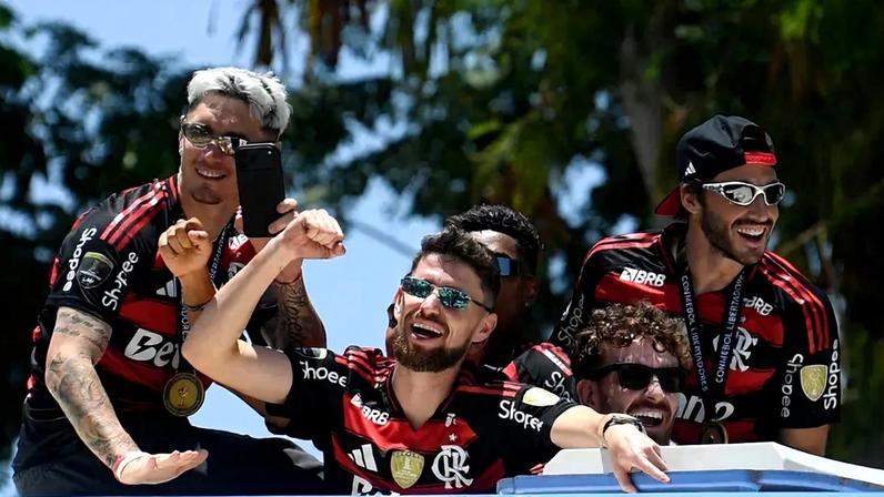 Varela, Jorginho, Léo Pereira e Viña deixando o aeroporto para a festa do título da Libertadores do Flamengo (Foto: Daniel Ramalho/AFP)