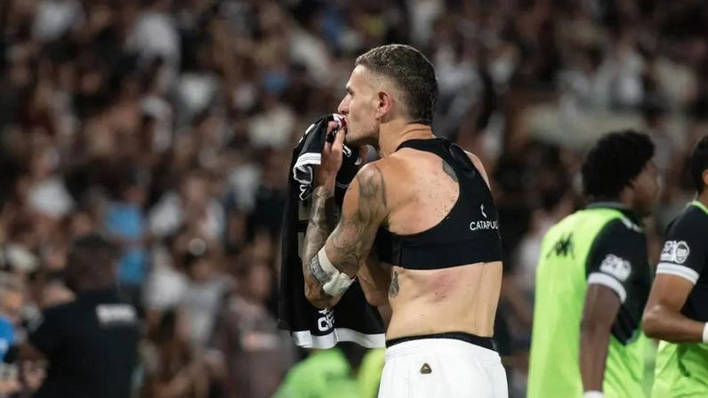 Vegetti beija a camisa do Vasco após marcar o gol da virada vascaína (Foto: Delmiro Junior / Photo Premium / Gazeta Press)