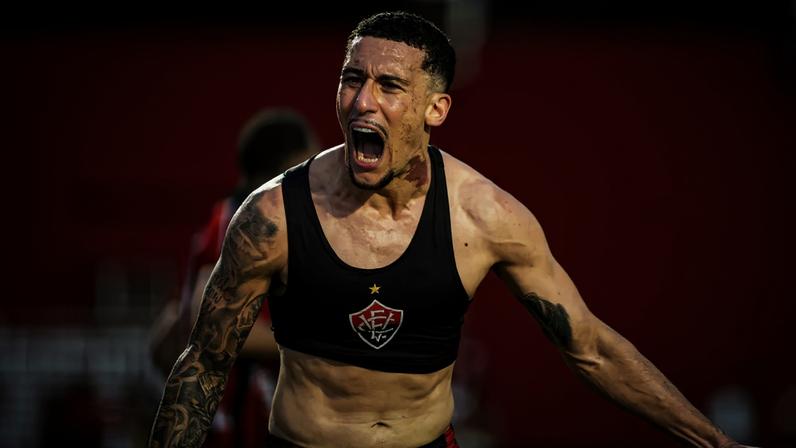 Baralhas comemora gol do Vitória contra o São Paulo (Foto: Victor Ferreira / EC Vitória)