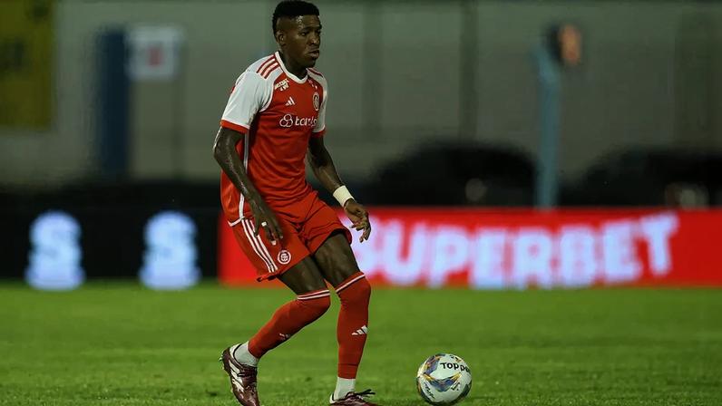 Vitão conduz a bola ao ataque em jogo do Internacional (Foto: Edu Andrade / Fatopress / Gazeta Press)