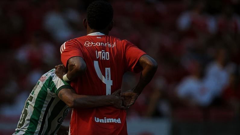 Vitão em ação pelo Internacional no Campeonato Brasileiro (Foto: Edu Andrade / Fatopress / Gazeta Press)