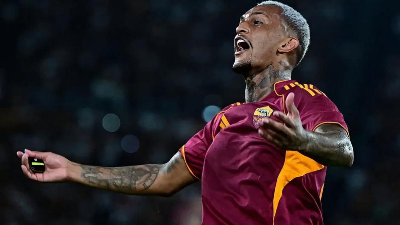 Wesley comemora gol marcado pela Roma em partida válida pela Serie A 2025/26 (Foto: Tiziana Fabi/AFP)