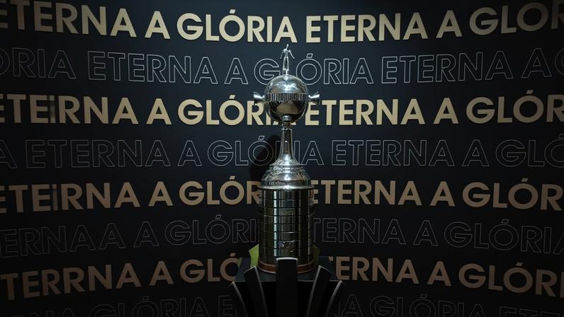 Taça Libertadores é exposta no Rio de Janeiro (Foto: Pedro Cobalea/Lance!)