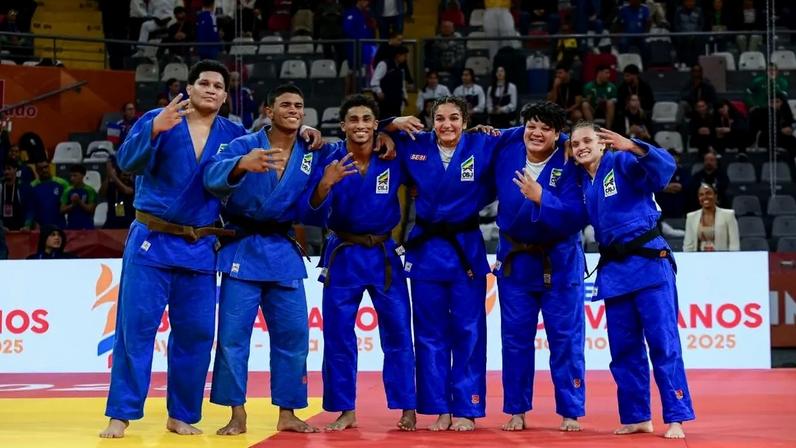 Judocas brasileiros comemoram vitória sobre Uzbequistão pelo bronze na disputa de equipes mistas (Foto: Anderson Neves/ CBJ)