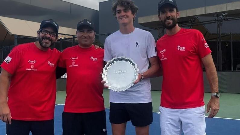João Fonseca com o fisioterapeuta Egídio Magalhães (e), o preparador físico Emmanuel Jiménez e o técnico Guilherme Teixeira (Foto: Arquivo pessoal)