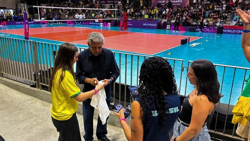 Zé Roberto Guimarães atende fãs na Arena Pacaembu (foto: Beatriz Pinheiro / Lance!)