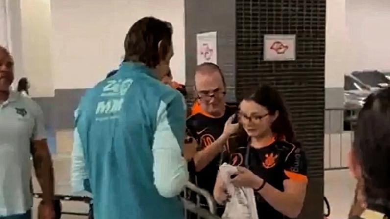 Cássio atendeu torcedores do Corinthians (Foto: Reprodução/LANCE!)