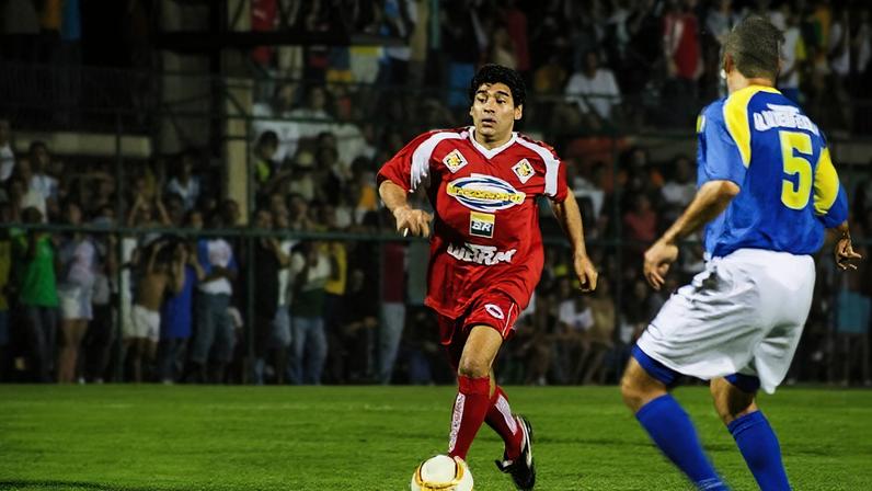 Diego Maradona participa do Jogo das Estrelas de Zico (Foto: Divulgação)