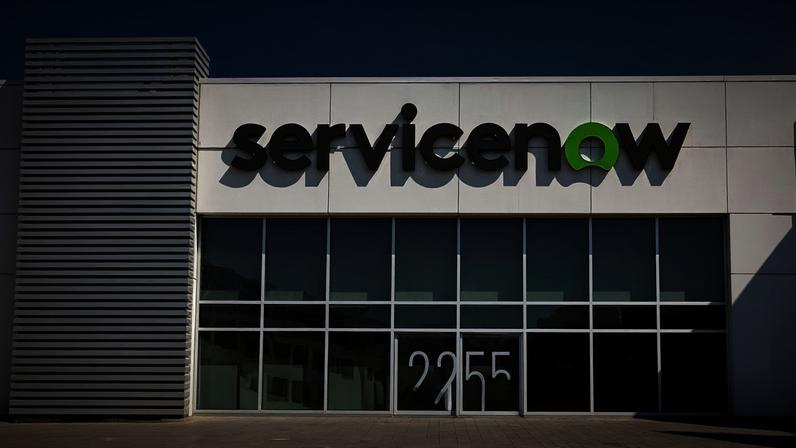 ServiceNow negocia compra de startup de cibersegurança Armis por até US$ 7 bilhões | Sede da ServiceNow em Santa Clara, na Califórnia: negociações para reforçar as suas soluções na área de cibersegurança (Foto: David Paul Morris/Bloomberg)
