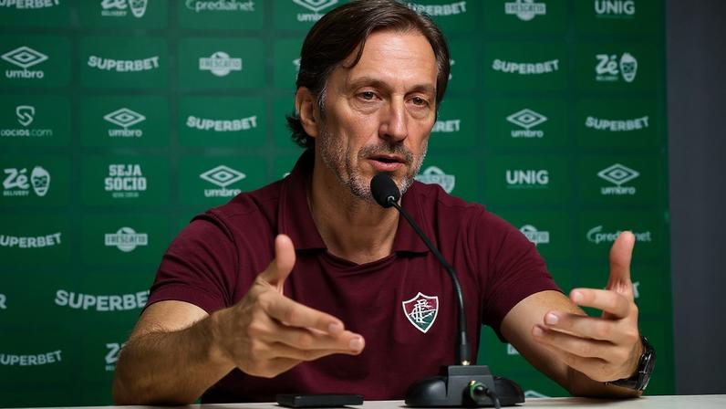 Zubeldia em entrevista coletiva após partida do Fluminense (Foto: Marcelo Gonçalves/FFC)