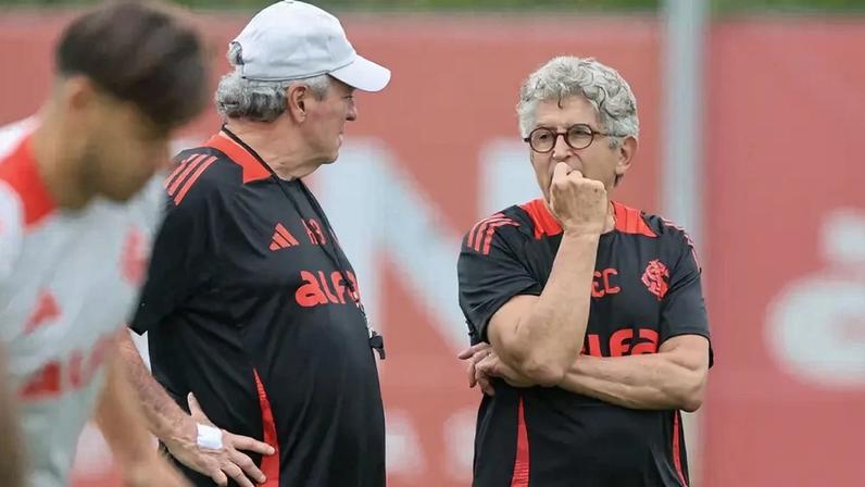 Abel Braga conversa com Elio Carravetta no CT Parque Gigante (Foto: Ricardo Duarte/SC Internacional)