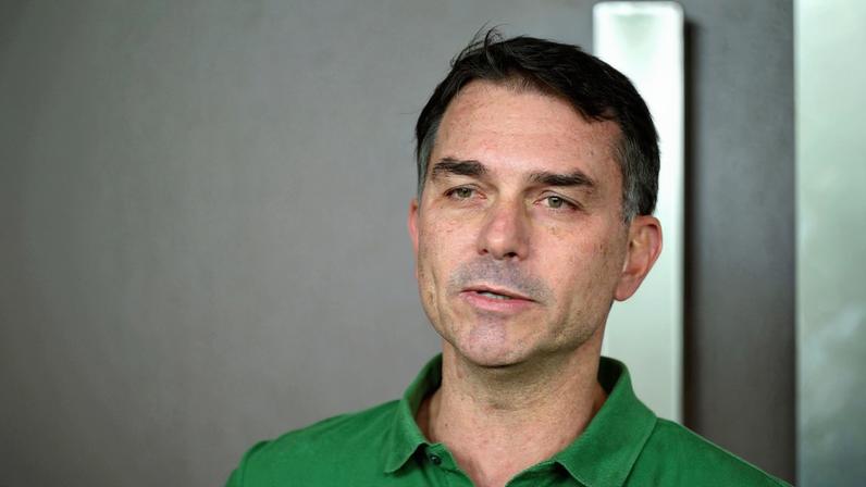 1 de 2 7 de dezembro de 2025 - Flávio Bolsonaro fala com a imprensa após participar de culto evangélico em Brasília — Foto: Evaristo SA / AFP