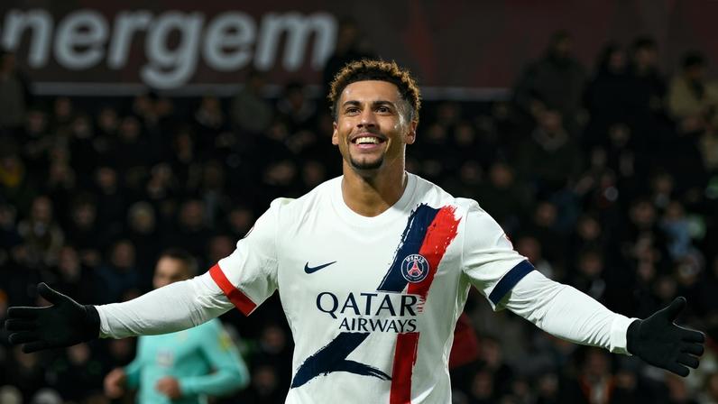 Doué comemora gol em Metz x PSG — Foto: Jean-Christophe VERHAEGEN / AFP