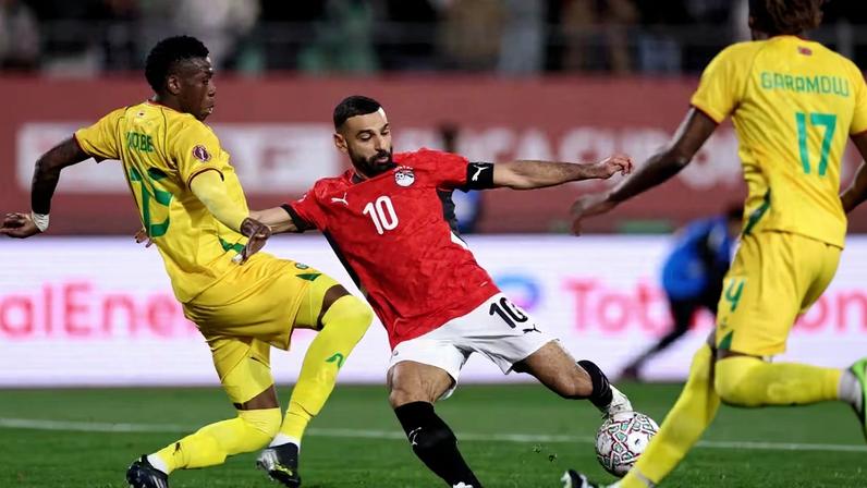 Salah não jogou bem pelo Egito contra o Zimbábue, pela Copa Africana de Nações — Foto: AFP