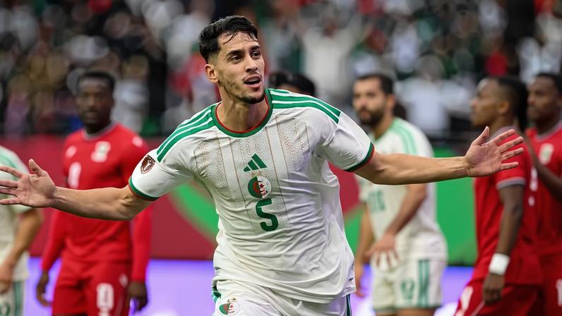 Zineddine Belaid comemora após abrir o placar para Argélia contra Guiné Equatorial — Foto: Gabriel BOUYS / AFP