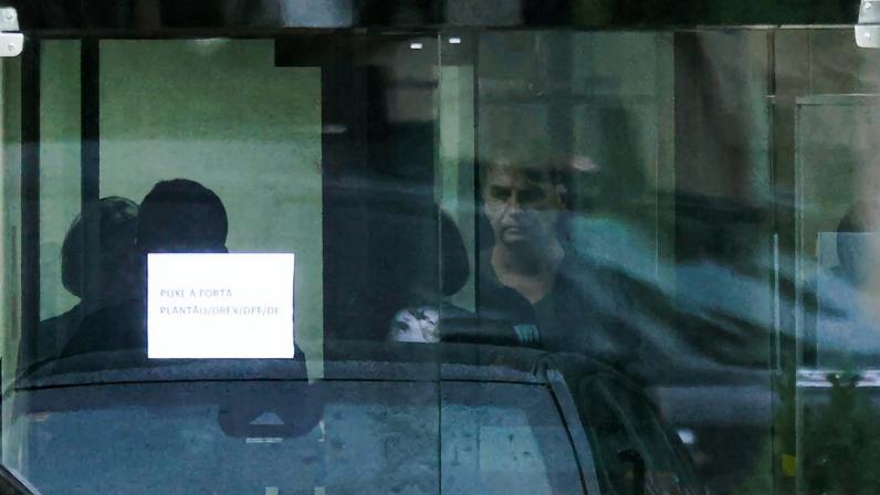 Jair Bolsonaro é visto na Superintendência da PF, em Brasília, ao se despedir de Michelle Bolsonaro, que foi visitá-lo - 23/11/2025 — Foto: Wilton Junior/Estadão Conteúdo