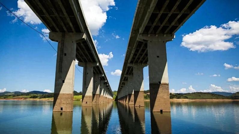 Pilares da ponte Atibainha, no município de Nazaré Paulista (SP), no reservatório do sistema Cantareira
