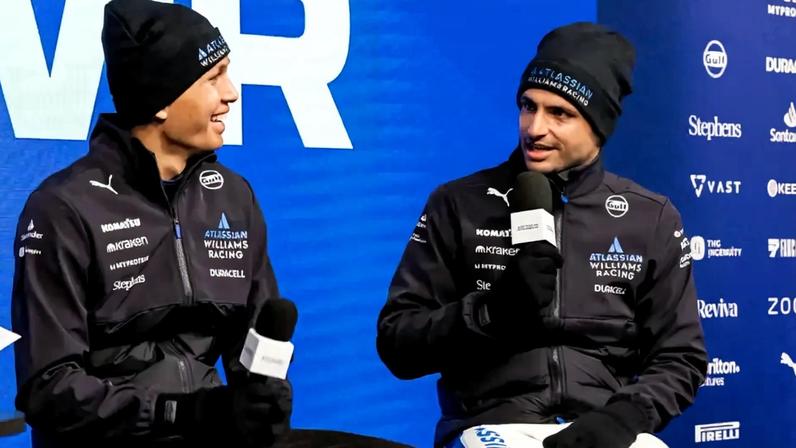 Alex Albon e Carlos Sainz em evento da Williams (Foto: reprodução/Williams)