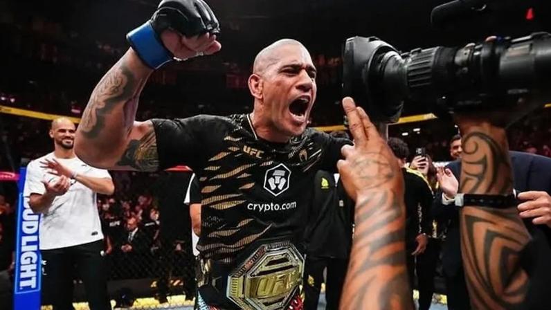 Alex Poatan celebra cinturão do UFC (Foto: Reprodução Instagram Alexpoatanpereira)