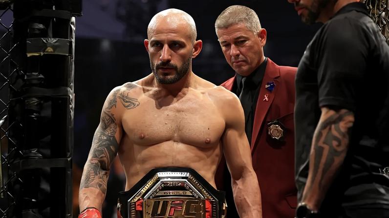 Alexander Volkanovski de cinturão após defesa no UFC (Foto: CARMEN MANDATO/Getty Images via AFP)