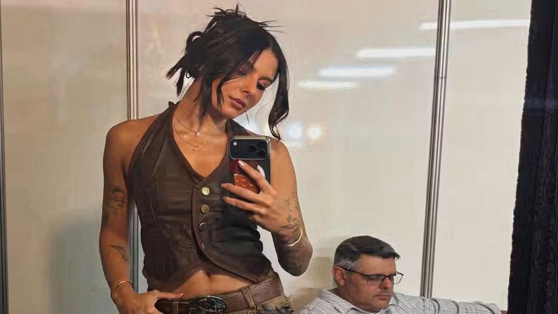 Horas após anúncio do término com Zé Felipe, Ana Castela posa com o pai em camarim de show — Foto: Reprodução/ Instagram
