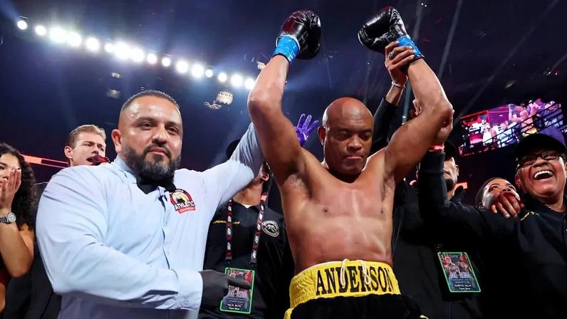 Anderson Silva venceu Tyron Woodley no boxe (Foto: Ed Mulholland/Getty Images for Netflix/AFP)